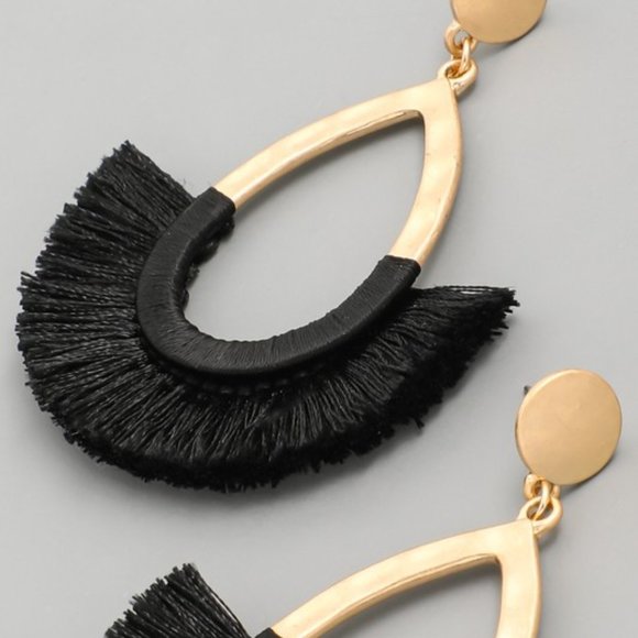 ❌SOLD❌Hammered Earrings - Picture 3 of 3